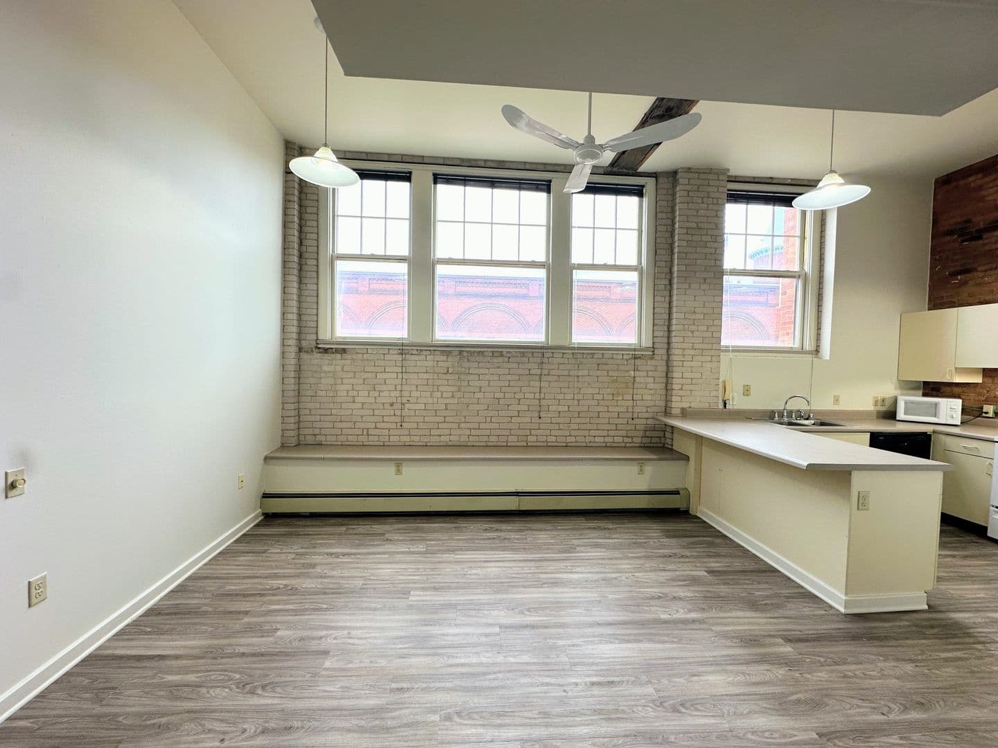 Marinette Apartment: 1701 Dunlap Ave