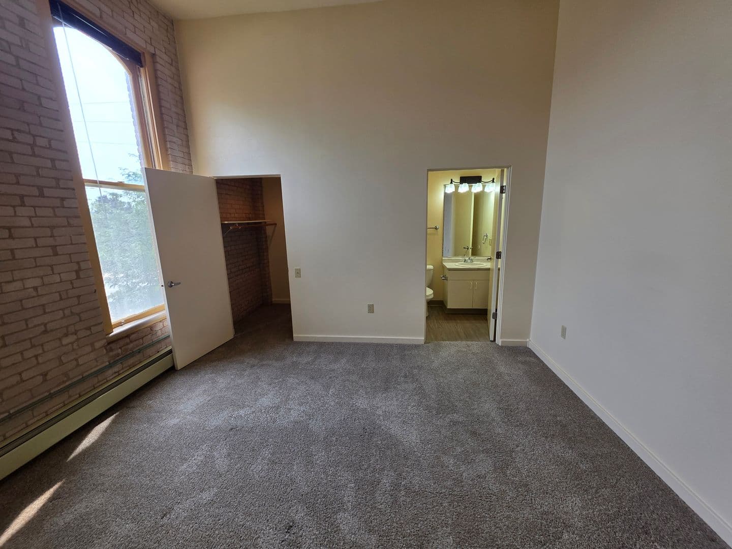 Marinette Apartment: 1701 Dunlap Ave