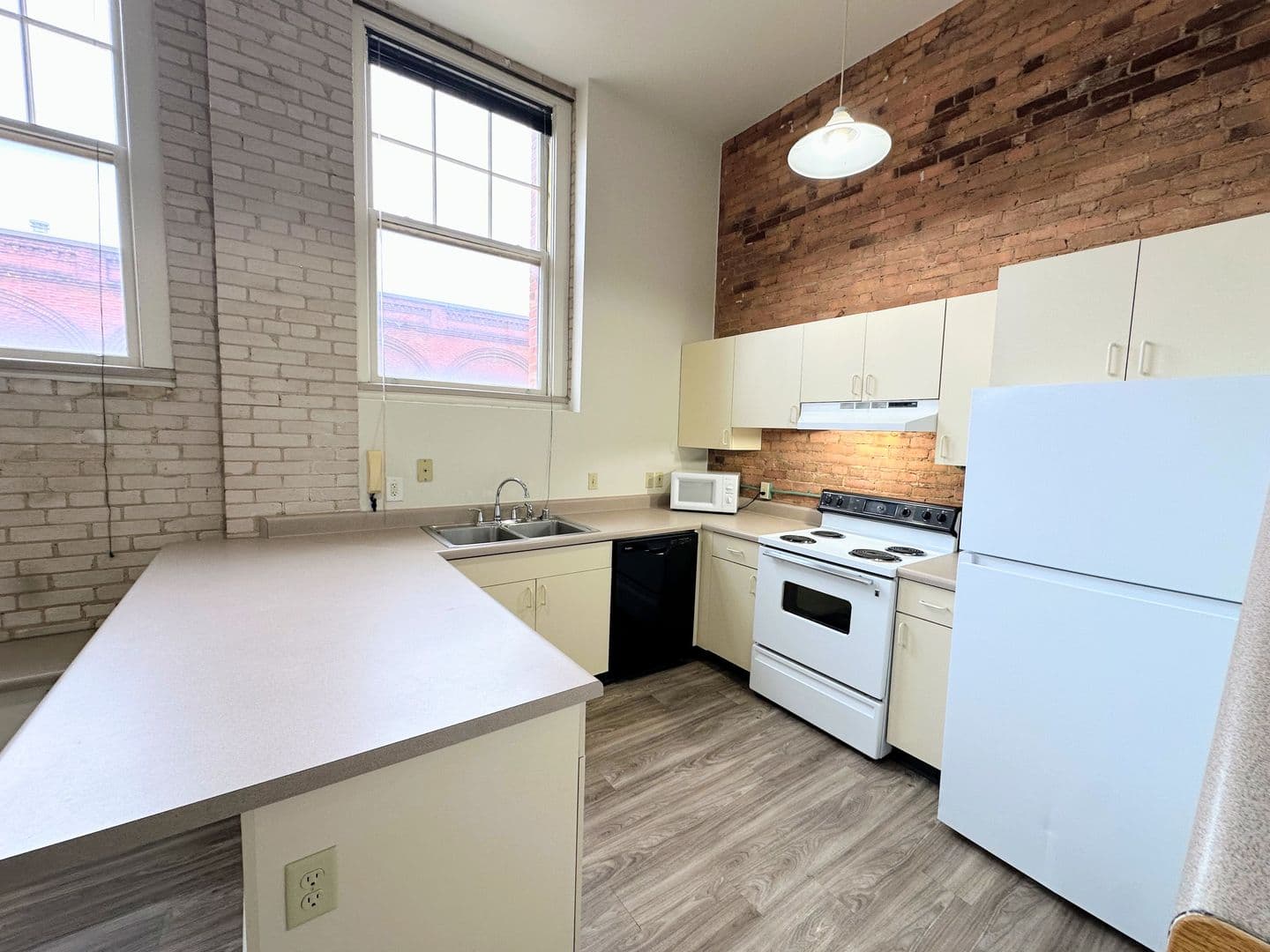 Marinette Apartment: 1701 Dunlap Ave