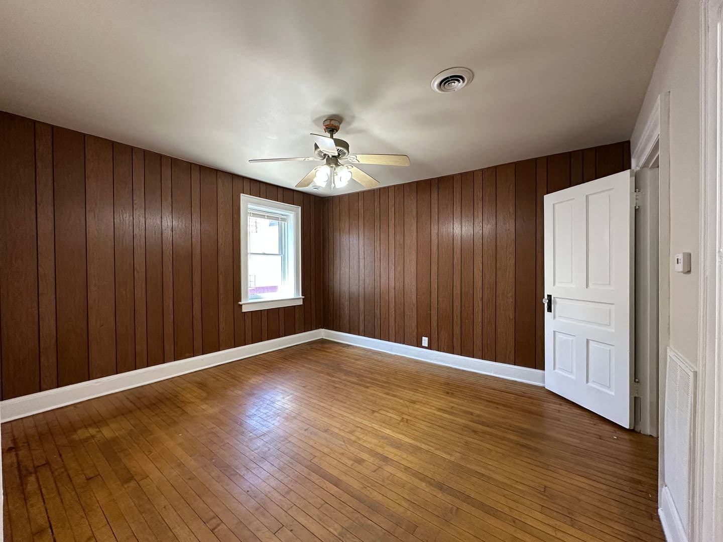 Manitowoc Apartment: 815 Jay St