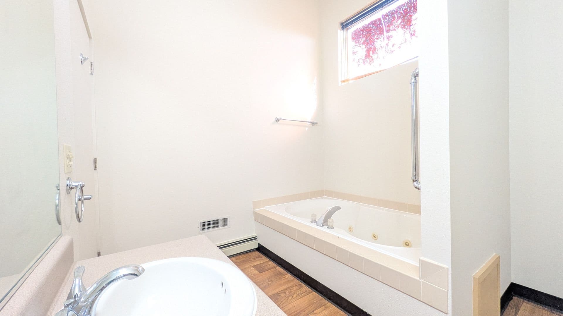 Marinette Apartment: 1701 Dunlap Ave