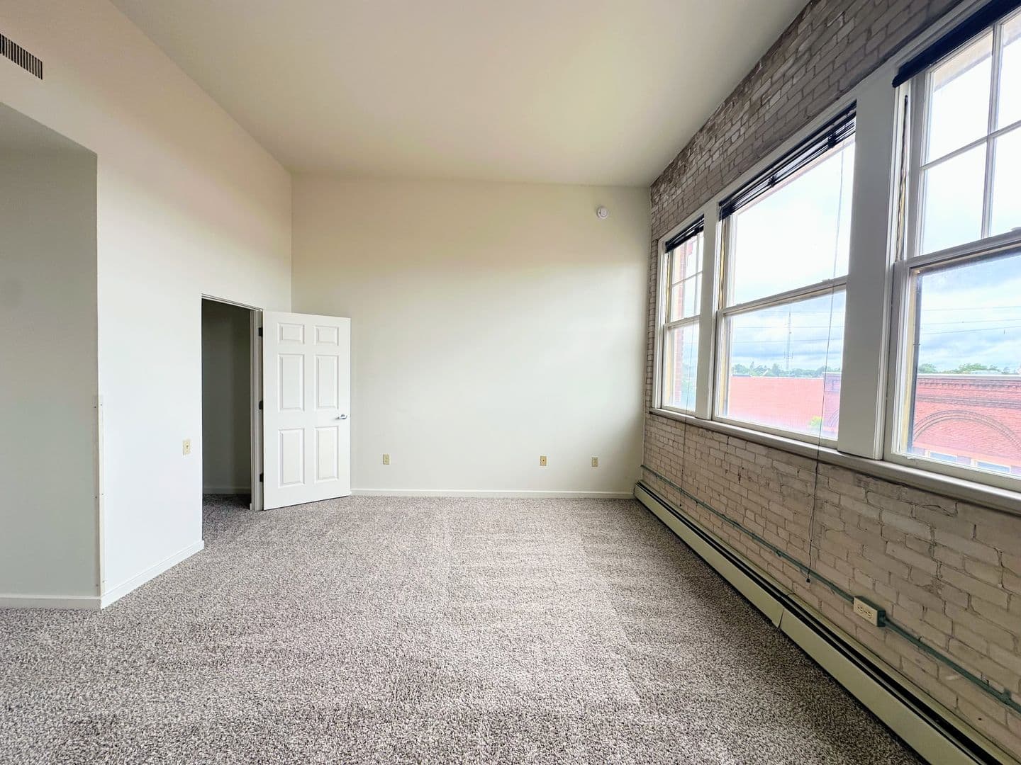 Marinette Apartment: 1701 Dunlap Ave