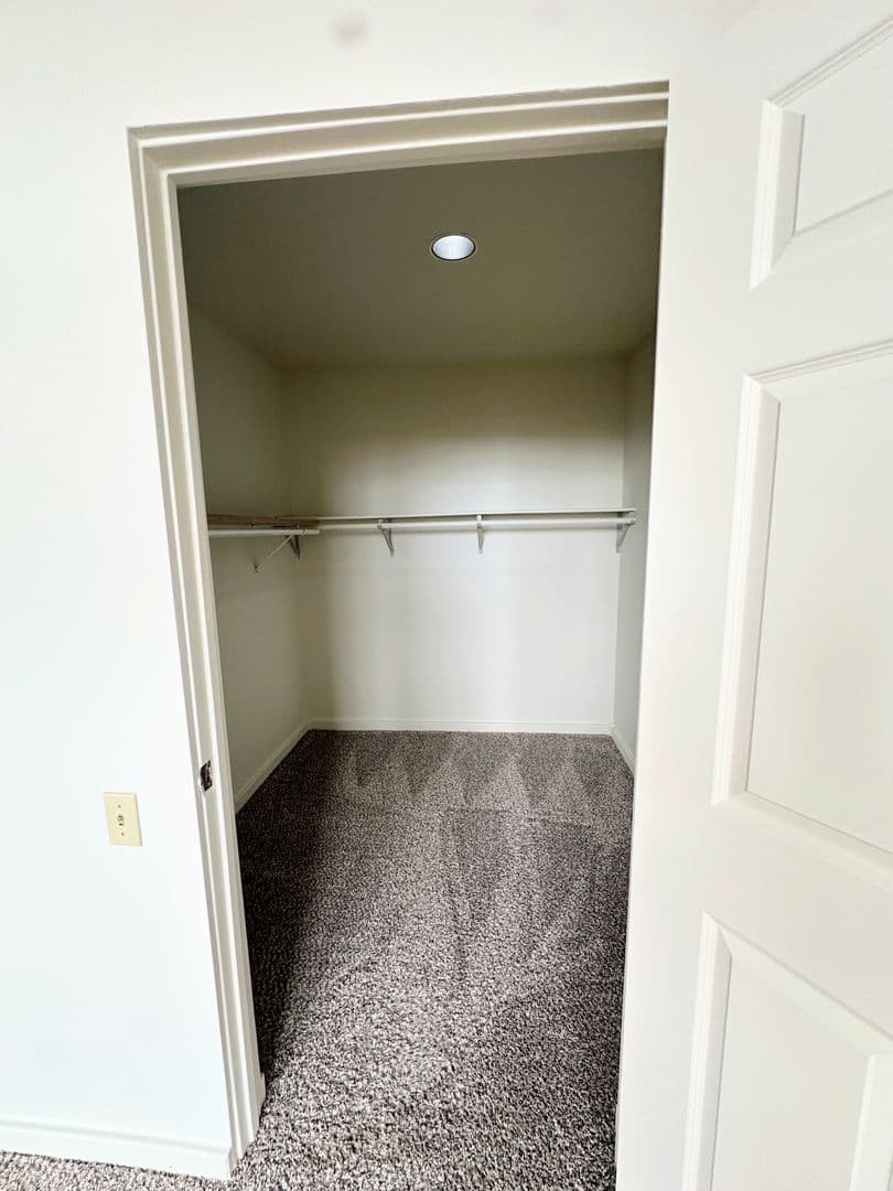 Marinette Apartment: 1701 Dunlap Ave