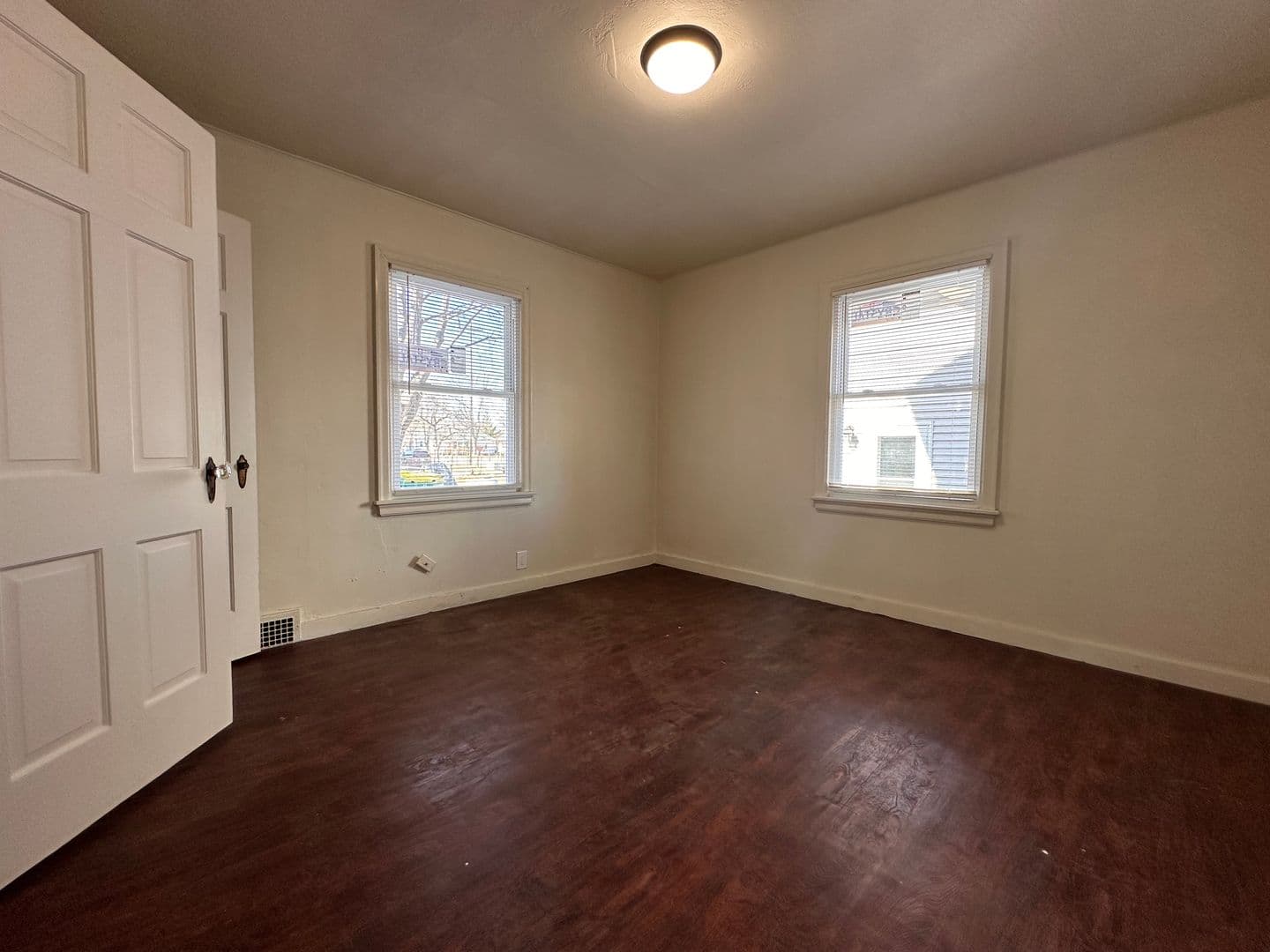 Green Bay Apartment: 208 South Chestnut Avenue