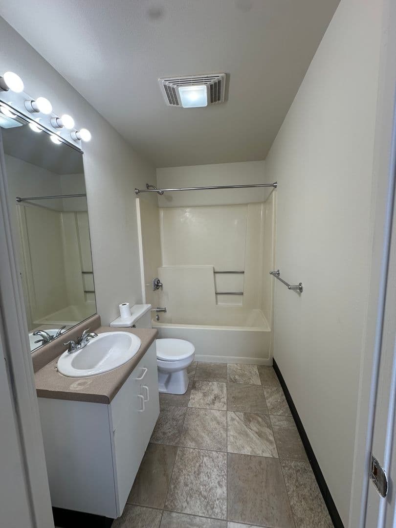 Marinette Apartment: 1701 Dunlap Ave