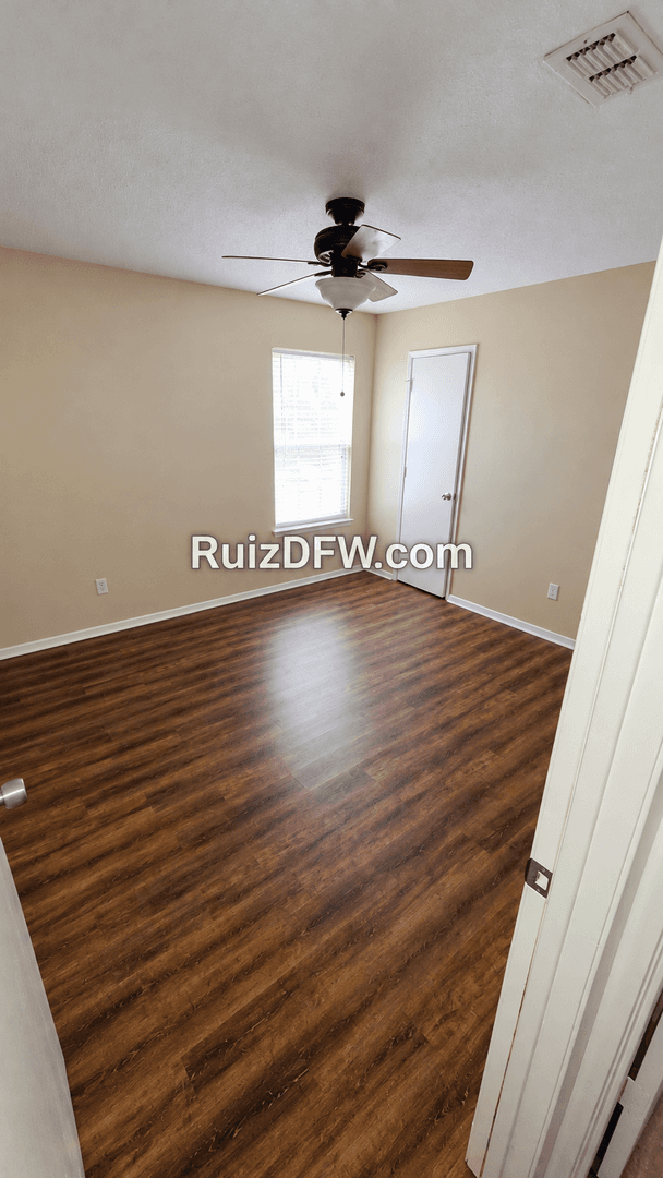 White Settlement Apartment: 421-423 S Las Vegas Trail
