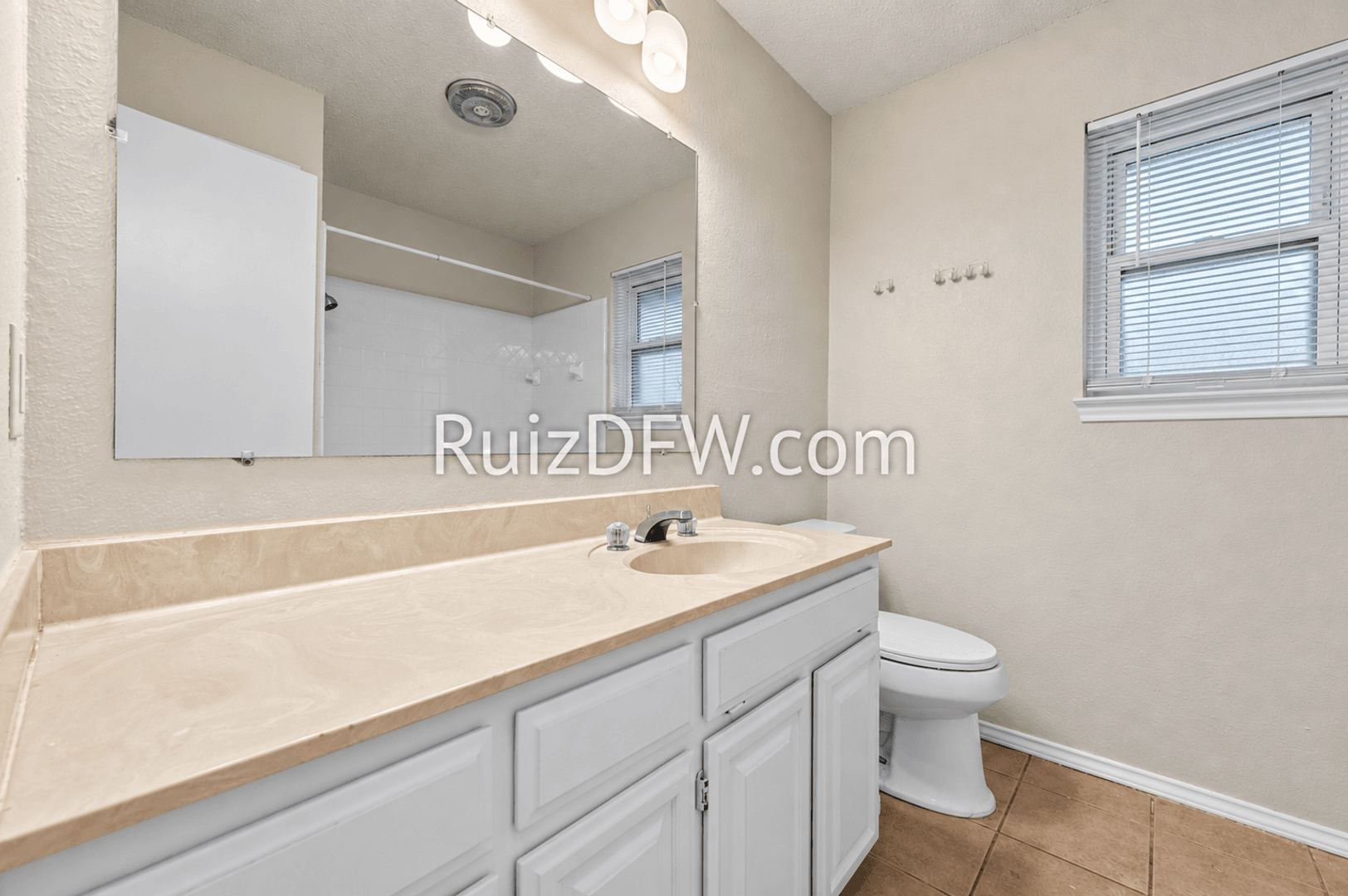 Fort Worth House: 1865 Kings Canyon Cir