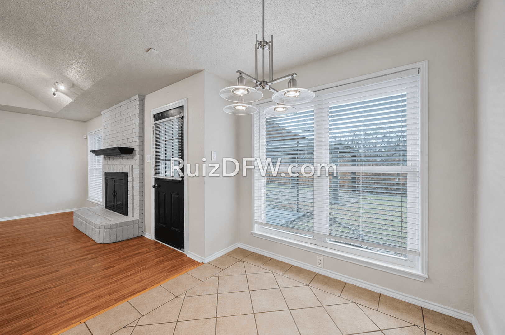 Fort Worth House: 1865 Kings Canyon Cir