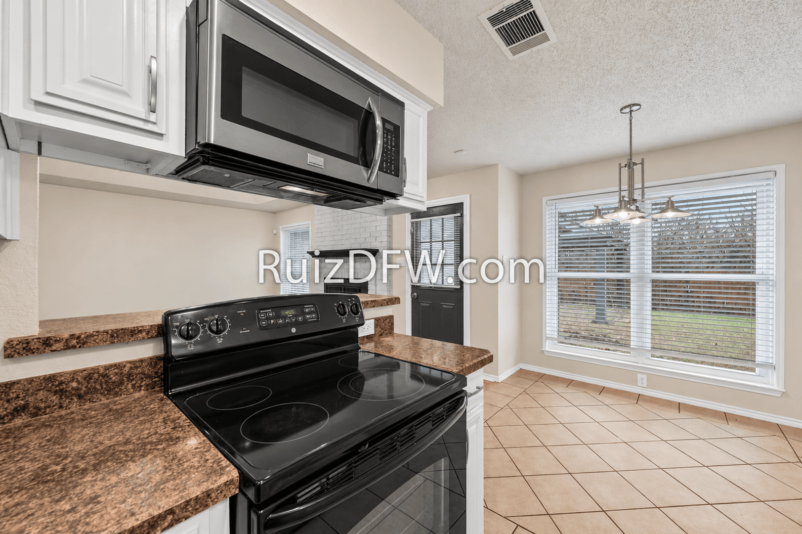 Fort Worth House: 1865 Kings Canyon Cir