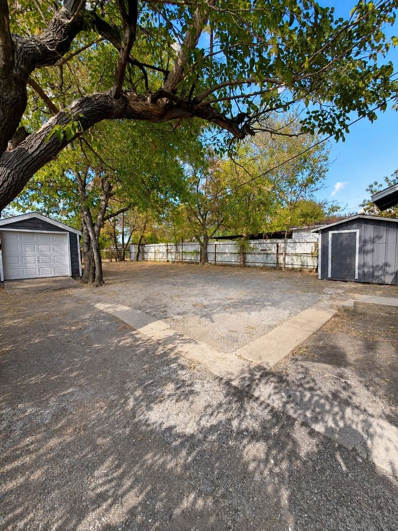 Fort Worth House: 2801 S Burchill Rd