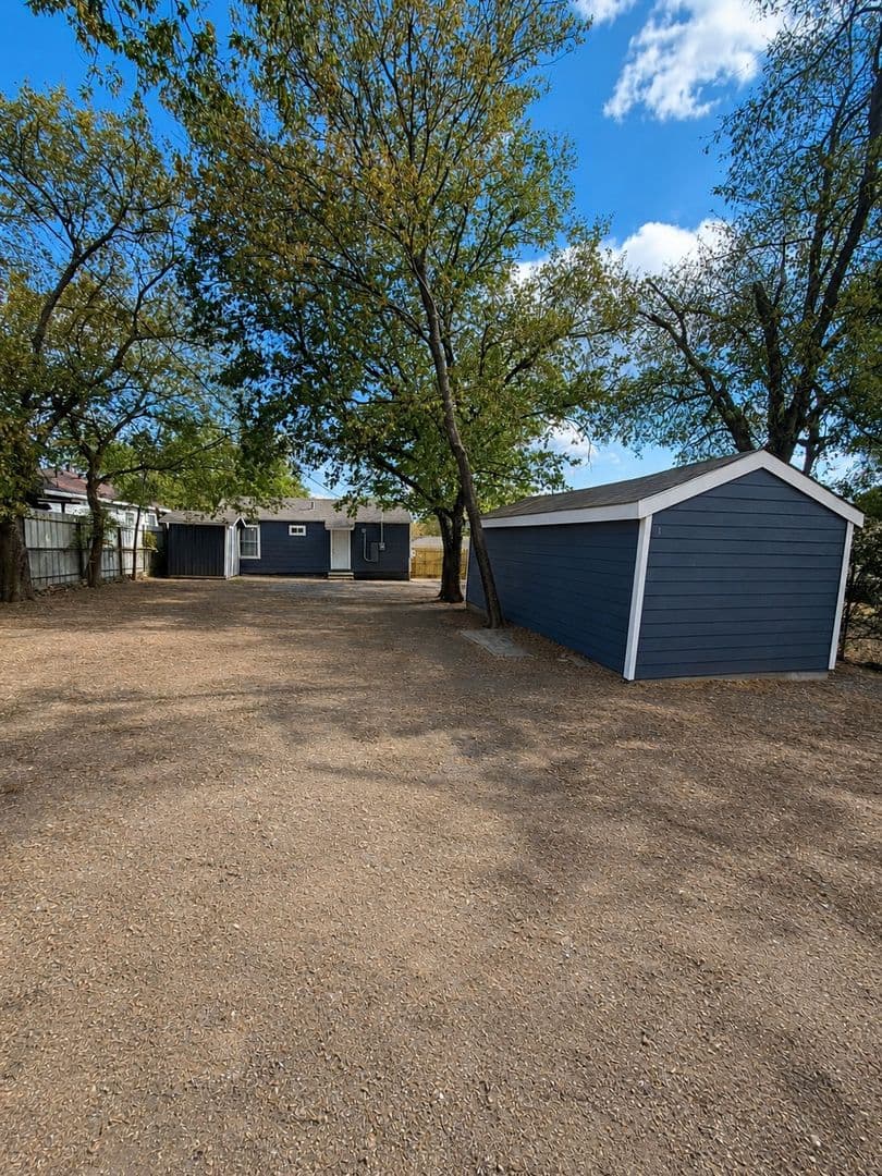 Fort Worth House: 2801 S Burchill Rd