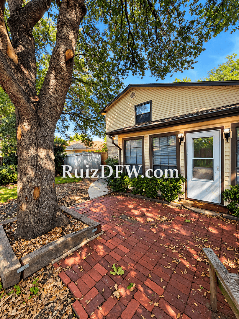 Benbrook House: 1405 Highridge Rd
