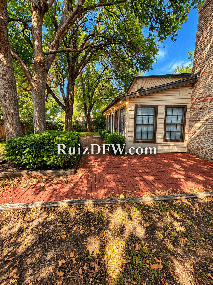 Benbrook House: 1405 Highridge Rd