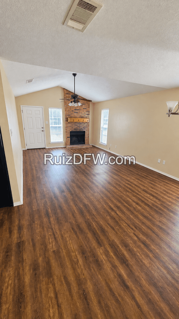 White Settlement Apartment: 421-423 S Las Vegas Trail