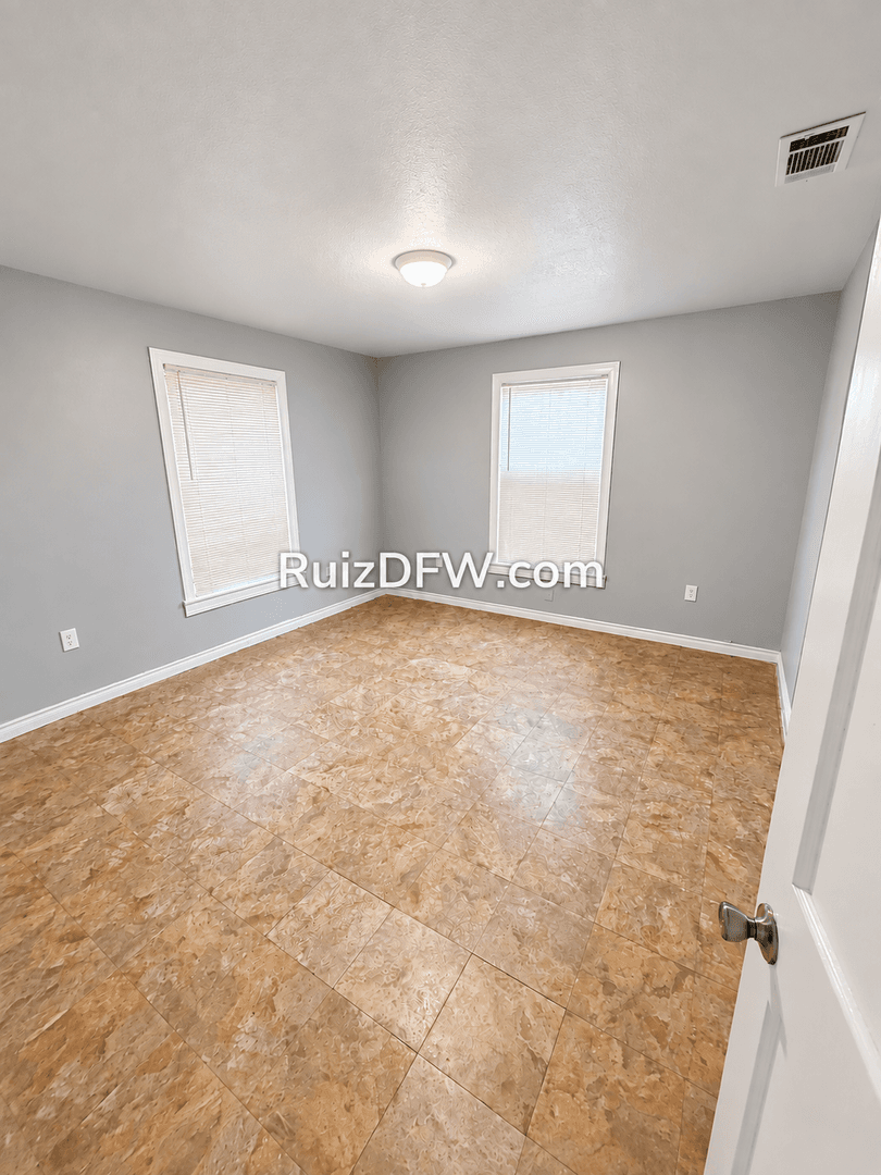 Fort Worth House: 6816 Church St