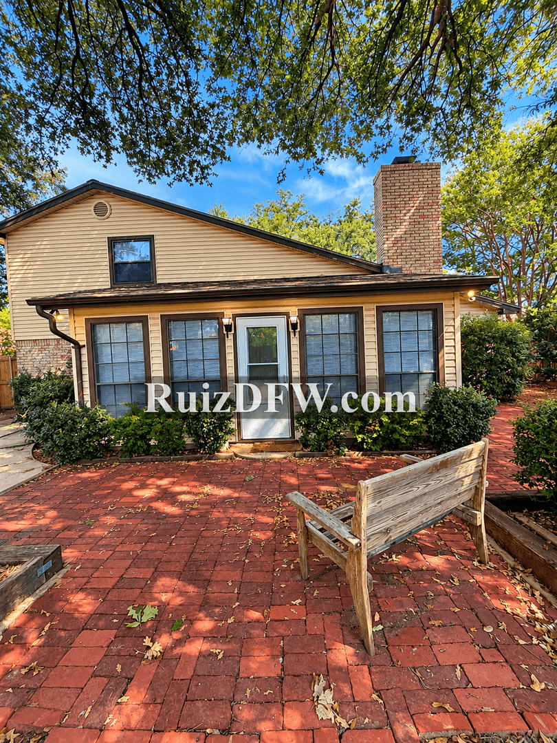 Benbrook House: 1405 Highridge Rd