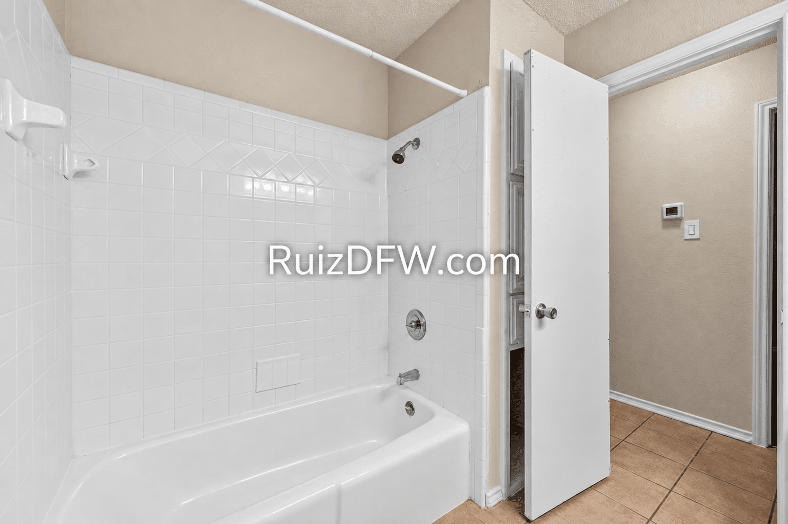 Fort Worth House: 1865 Kings Canyon Cir