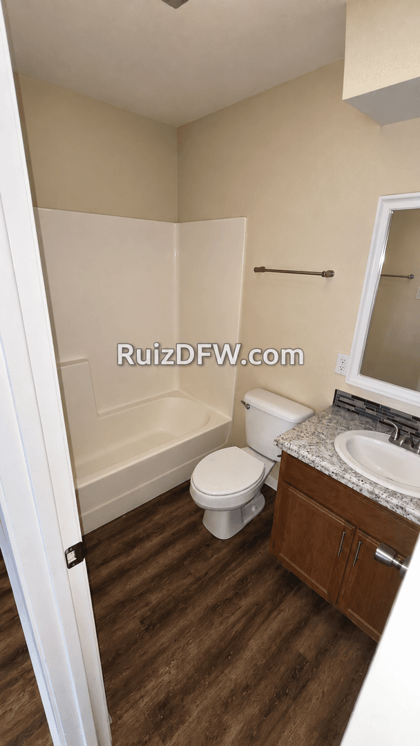 White Settlement Apartment: 421-423 S Las Vegas Trail