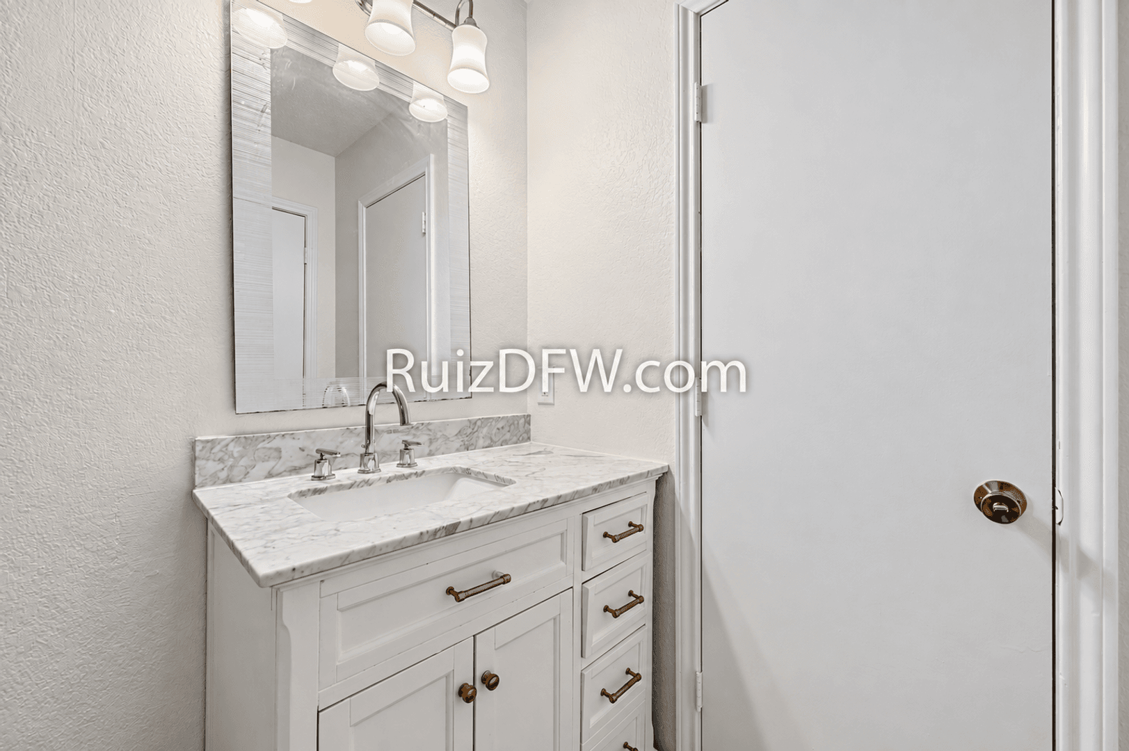 Fort Worth House: 1865 Kings Canyon Cir