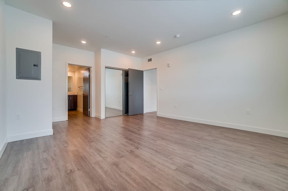 Lake Balboa Apartment: 16836 Sherman Way