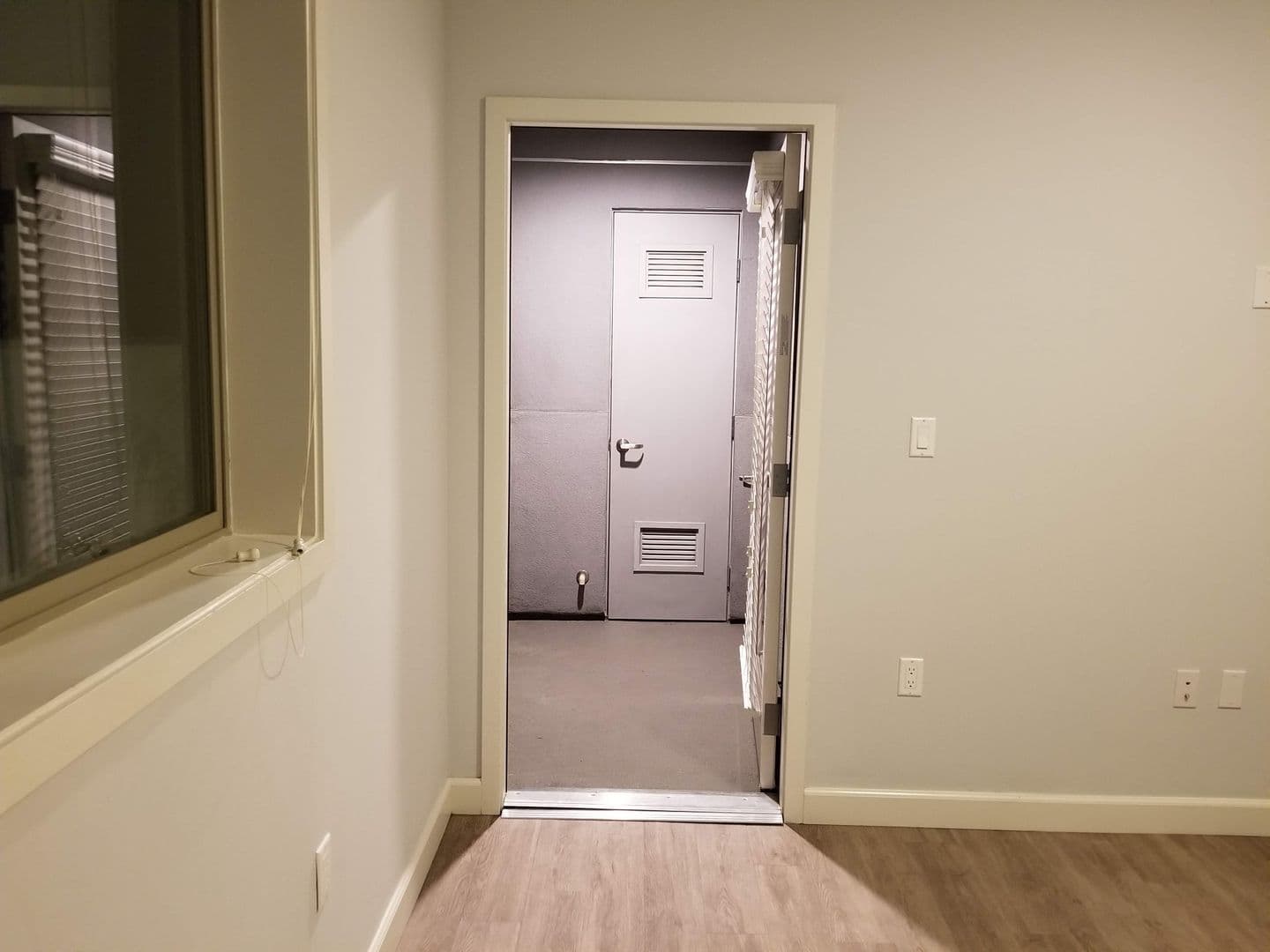 Northridge Apartment: 7605 Louise Ave.