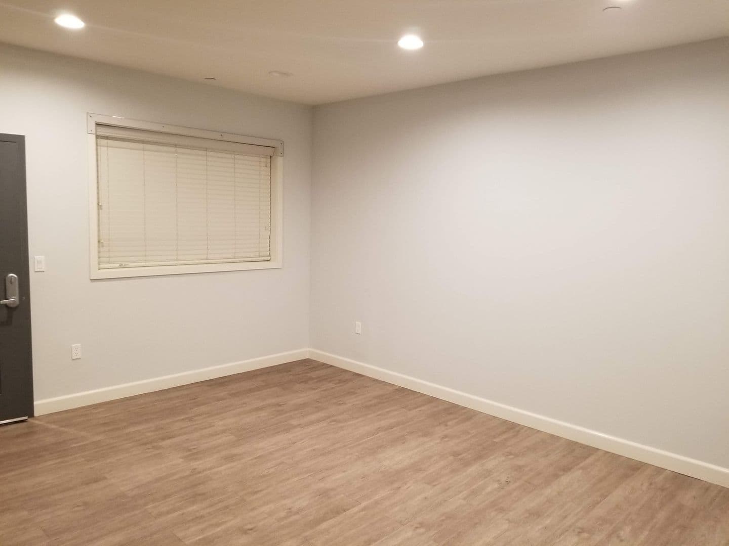 Northridge Apartment: 7605 Louise Ave.