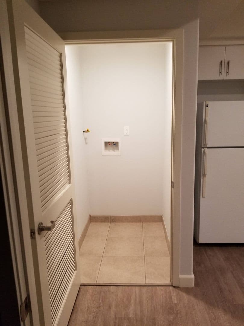 Northridge Apartment: 7605 Louise Ave.