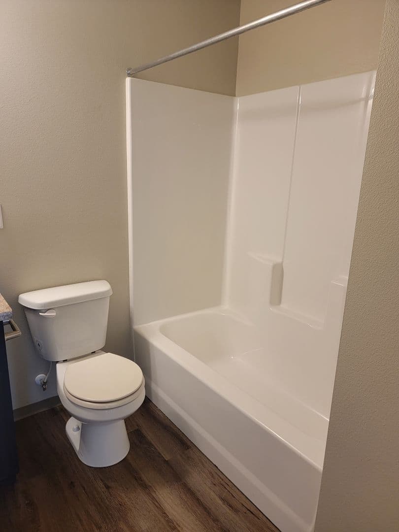 Salem Apartment: 1510, 1520, 1530,1540,1550,1560 23rd Street SE