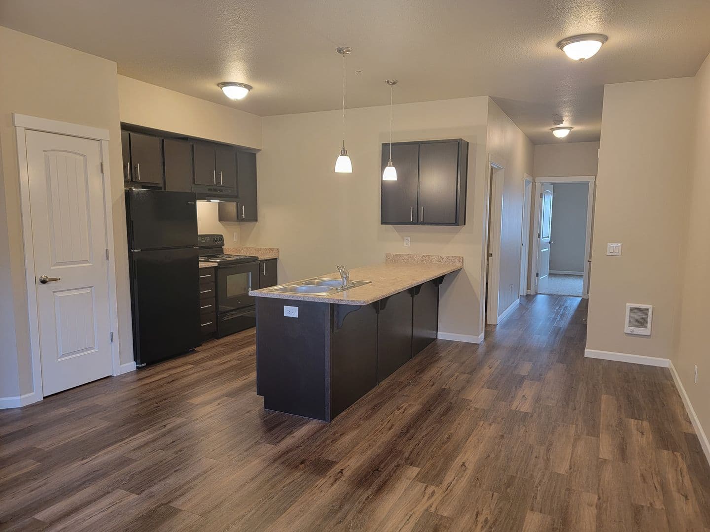 Salem Apartment: 1510, 1520, 1530,1540,1550,1560 23rd Street SE