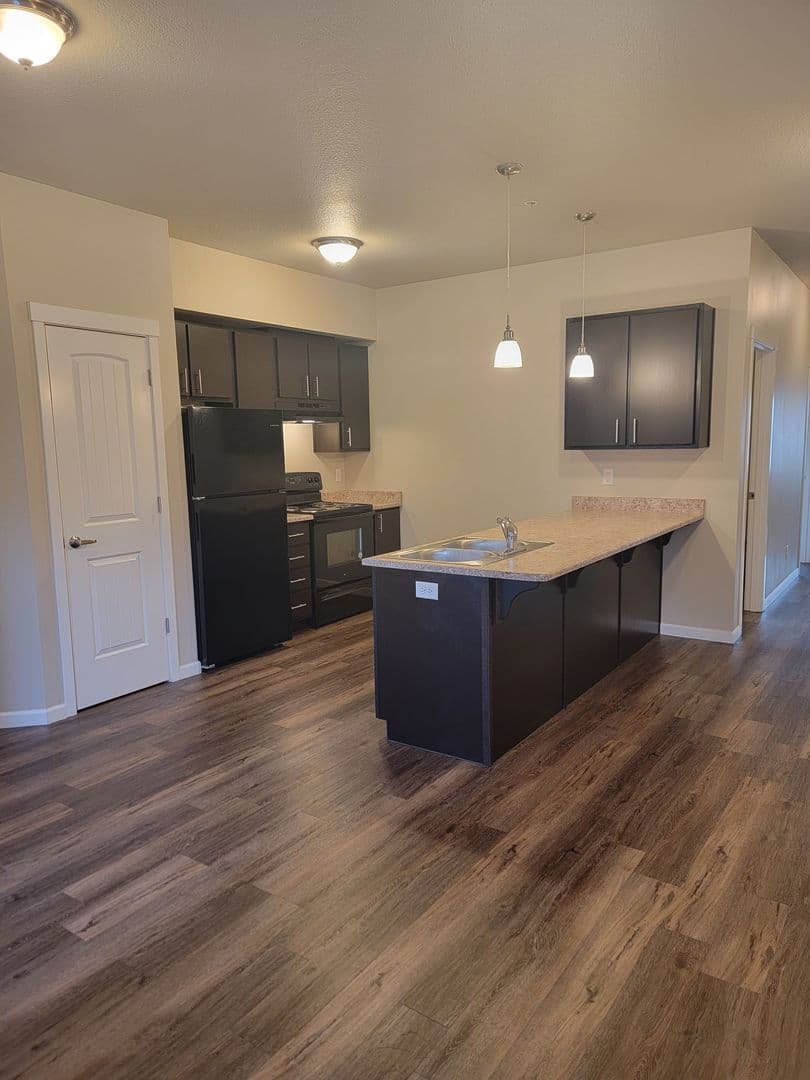Salem Apartment: 1510, 1520, 1530,1540,1550,1560 23rd Street SE