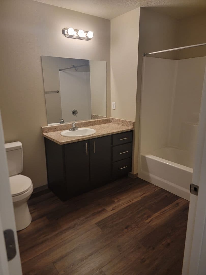 Salem Apartment: 1510, 1520, 1530,1540,1550,1560 23rd Street SE