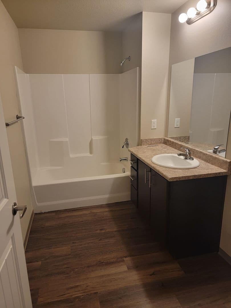 Salem Apartment: 1510, 1520, 1530,1540,1550,1560 23rd Street SE