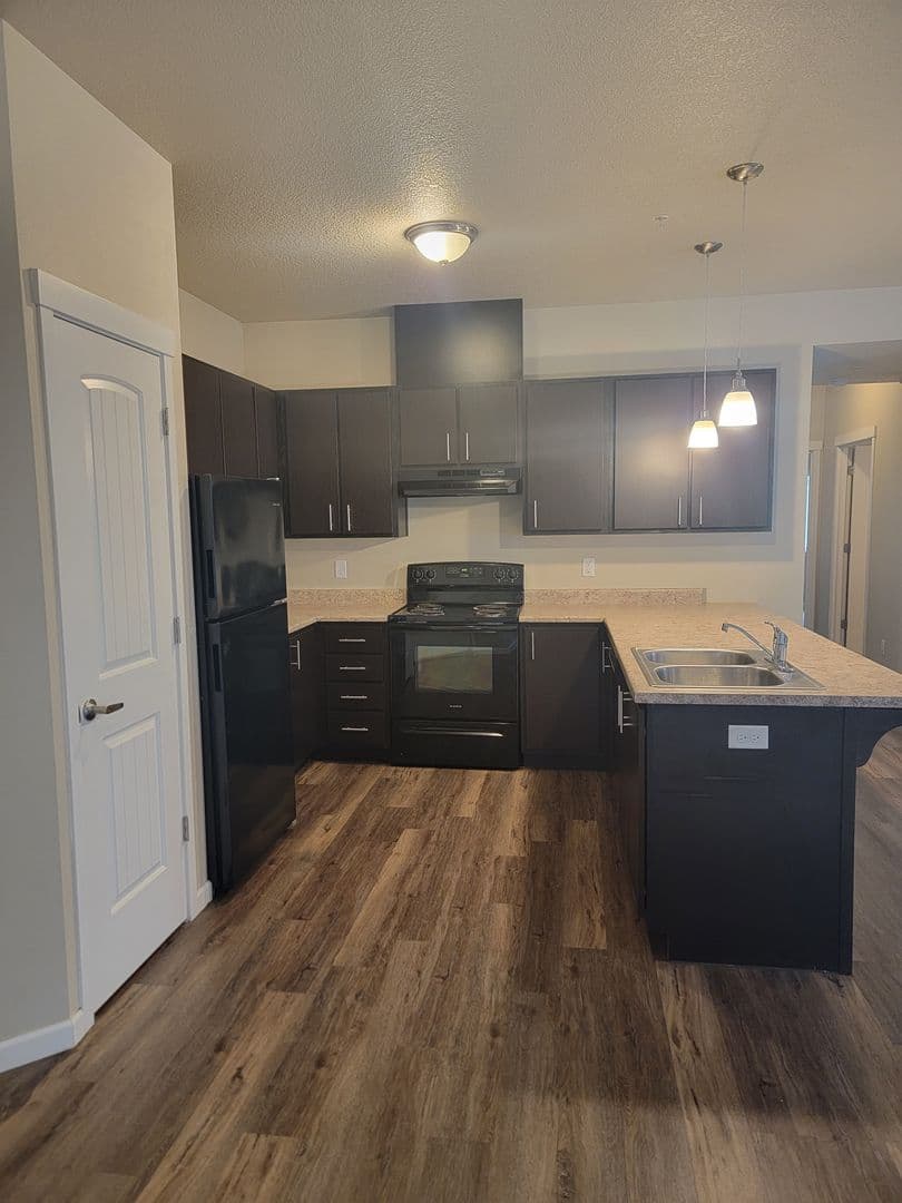 Salem Apartment: 1510, 1520, 1530,1540,1550,1560 23rd Street SE