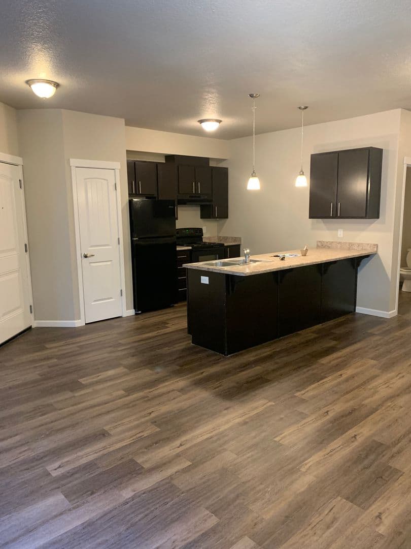 Salem Apartment: 1510, 1520, 1530,1540,1550,1560 23rd Street SE
