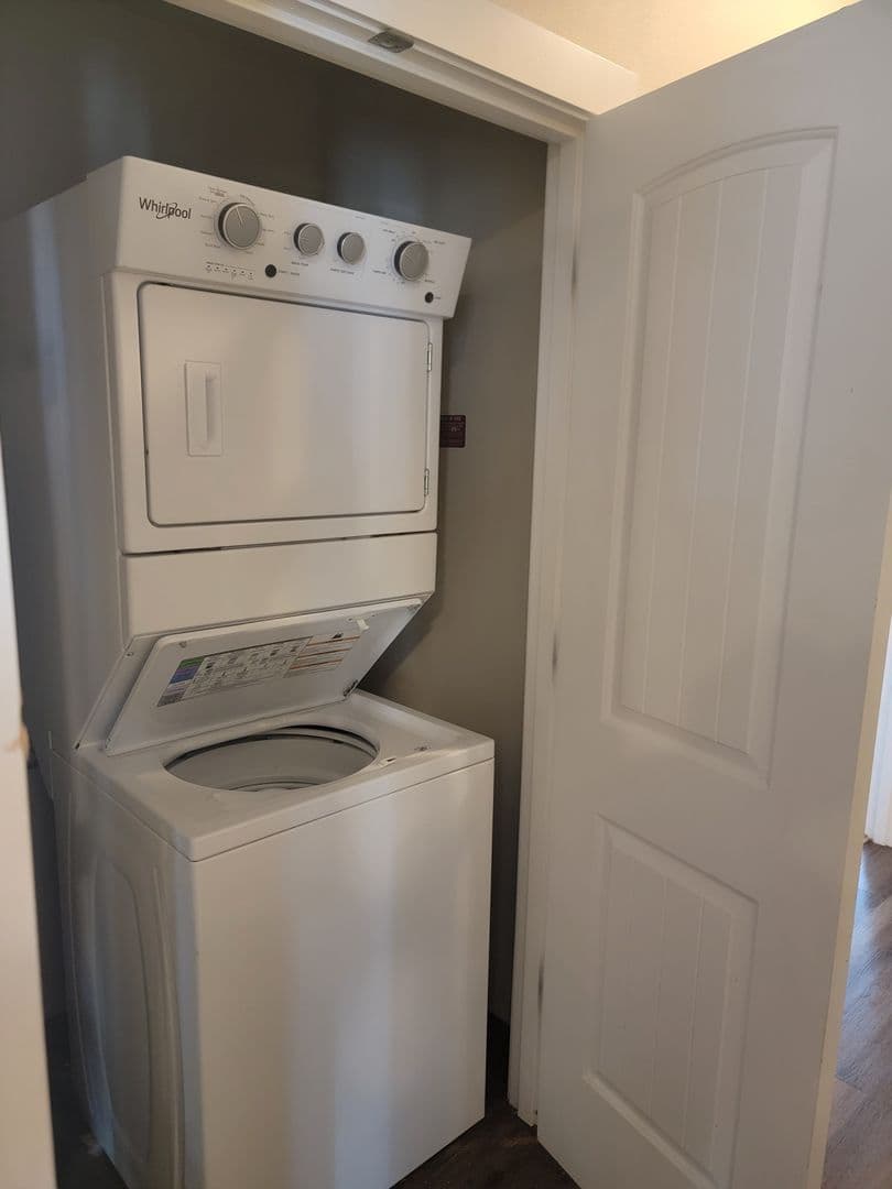 Salem Apartment: 1510, 1520, 1530,1540,1550,1560 23rd Street SE