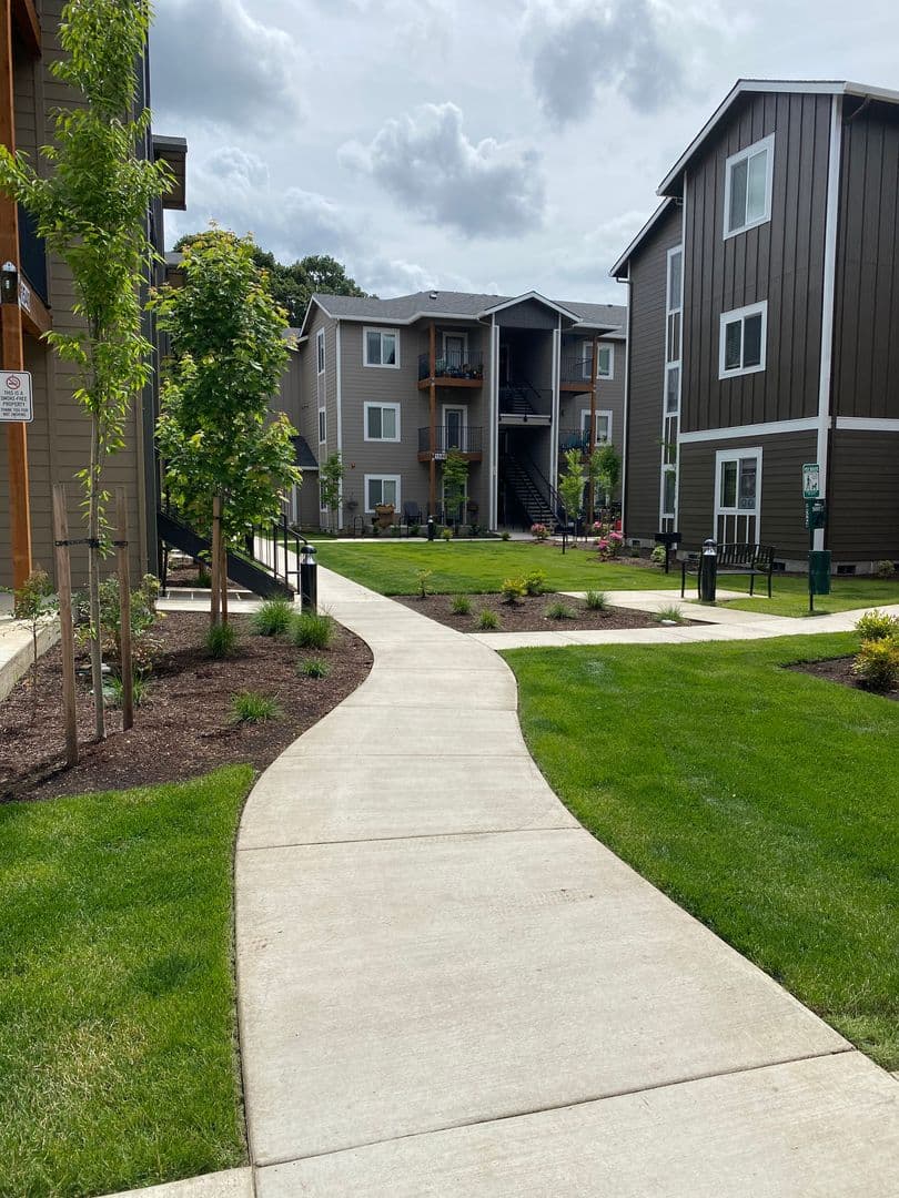 Salem Apartment: 1510, 1520, 1530,1540,1550,1560 23rd Street SE