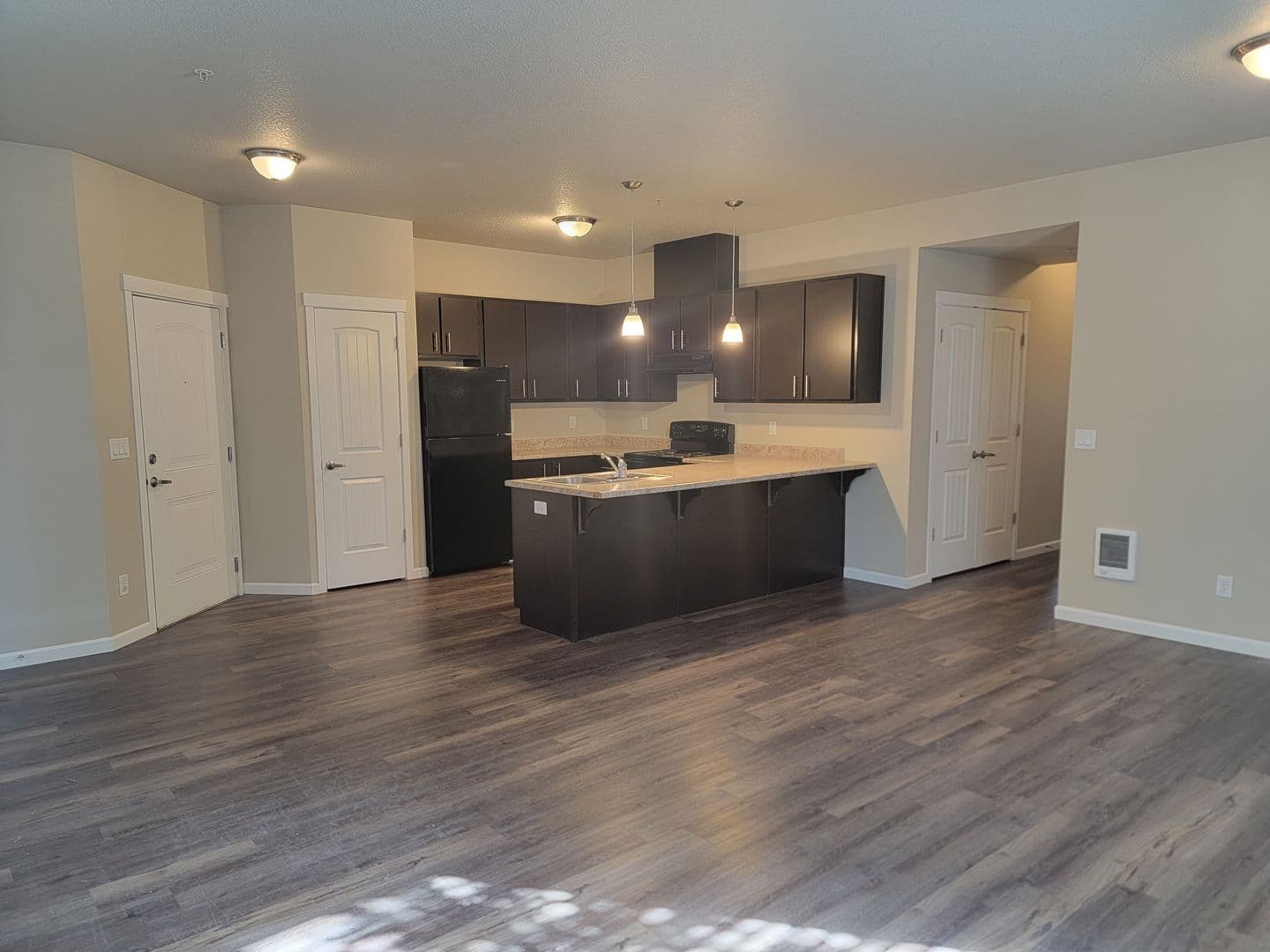 Salem Apartment: 1510, 1520, 1530,1540,1550,1560 23rd Street SE