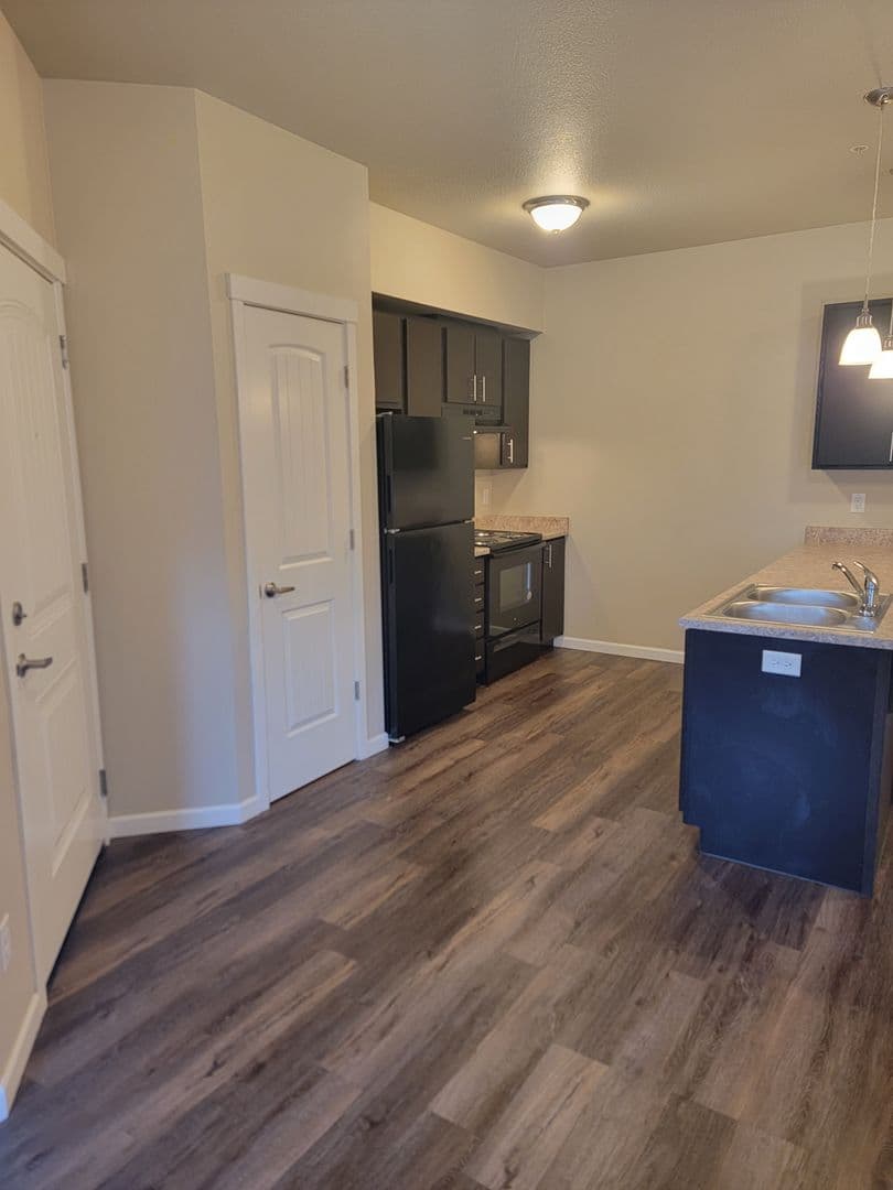 Salem Apartment: 1510, 1520, 1530,1540,1550,1560 23rd Street SE