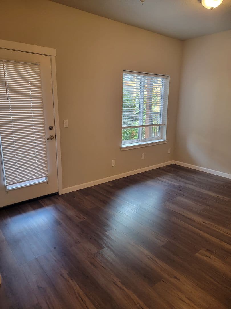 Salem Apartment: 1510, 1520, 1530,1540,1550,1560 23rd Street SE