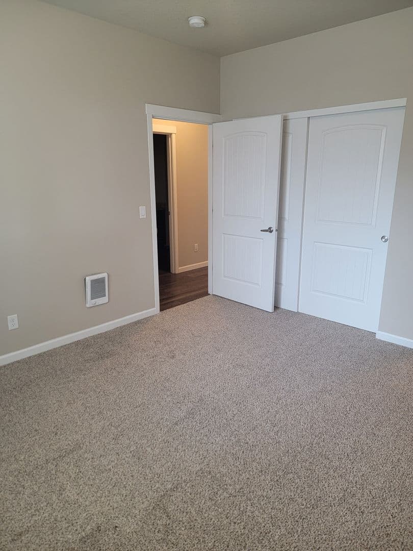 Salem Apartment: 1510, 1520, 1530,1540,1550,1560 23rd Street SE
