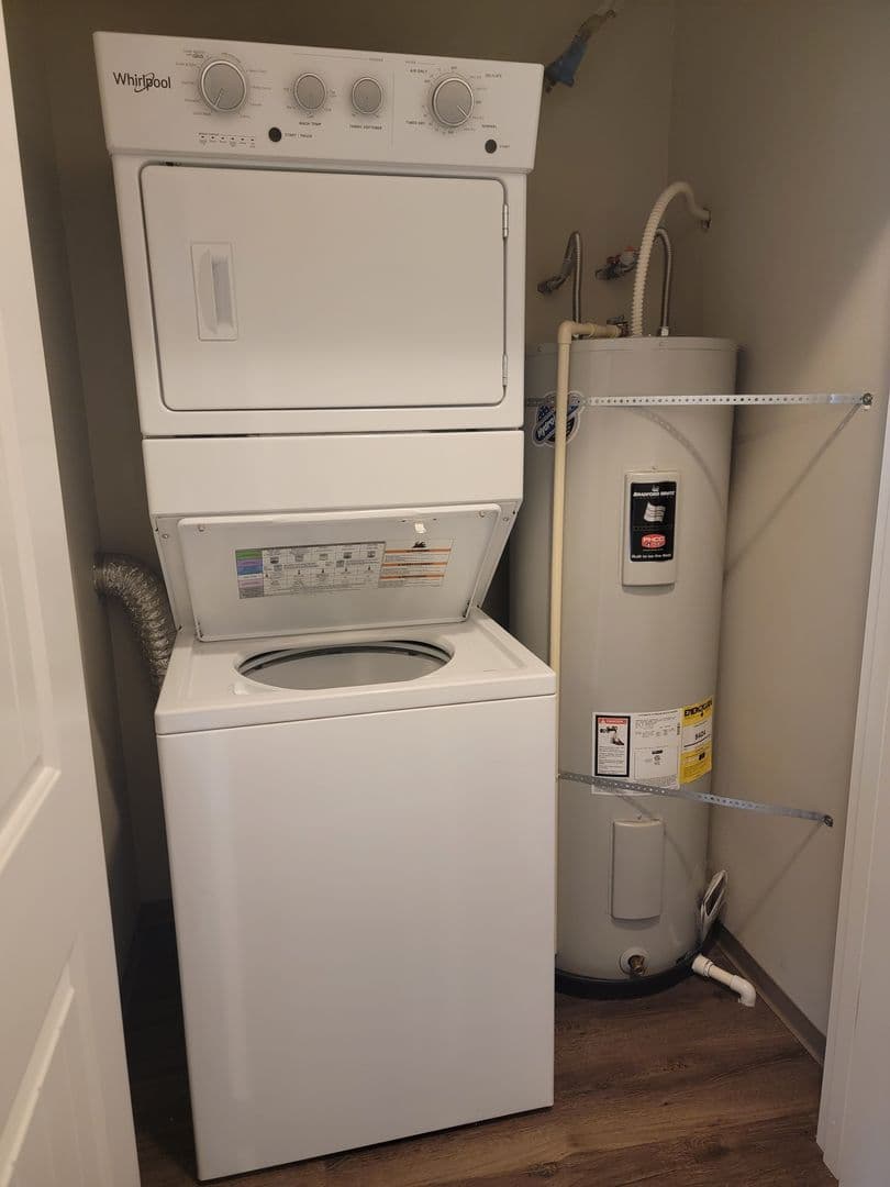 Salem Apartment: 1510, 1520, 1530,1540,1550,1560 23rd Street SE