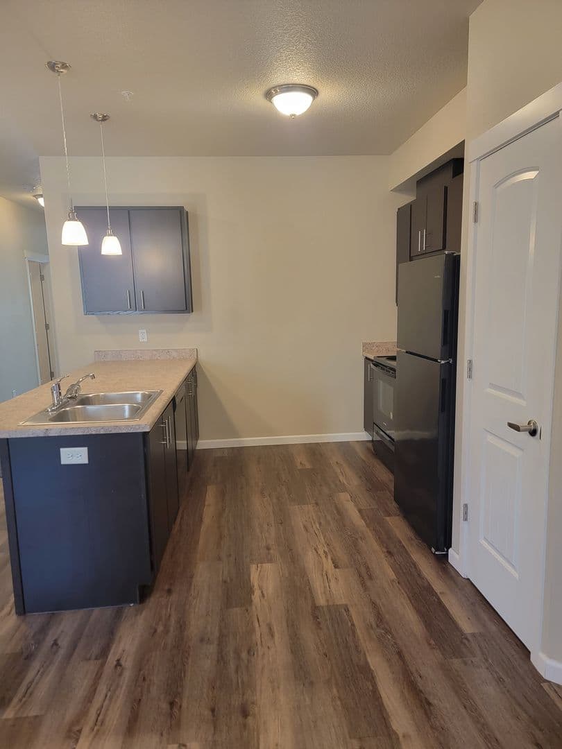 Salem Apartment: 1510, 1520, 1530,1540,1550,1560 23rd Street SE
