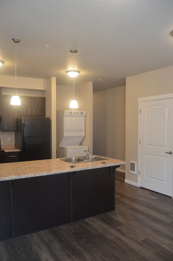 Salem Apartment: 1510, 1520, 1530,1540,1550,1560 23rd Street SE