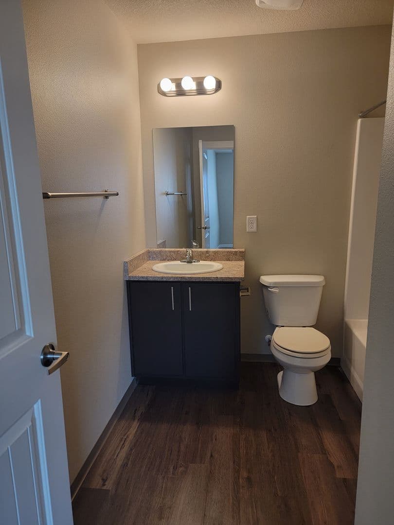 Salem Apartment: 1510, 1520, 1530,1540,1550,1560 23rd Street SE
