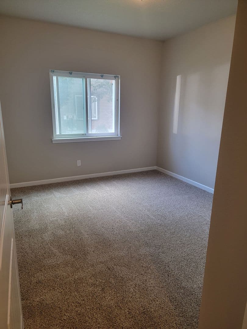 Salem Apartment: 1510, 1520, 1530,1540,1550,1560 23rd Street SE