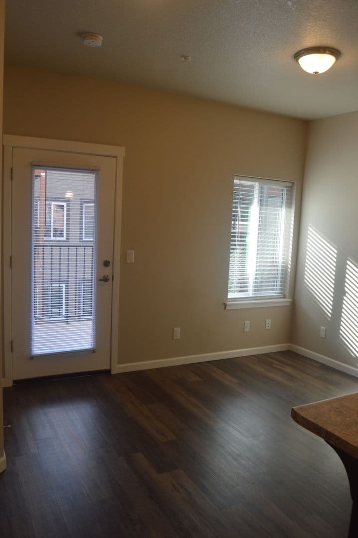 Salem Apartment: 1510, 1520, 1530,1540,1550,1560 23rd Street SE