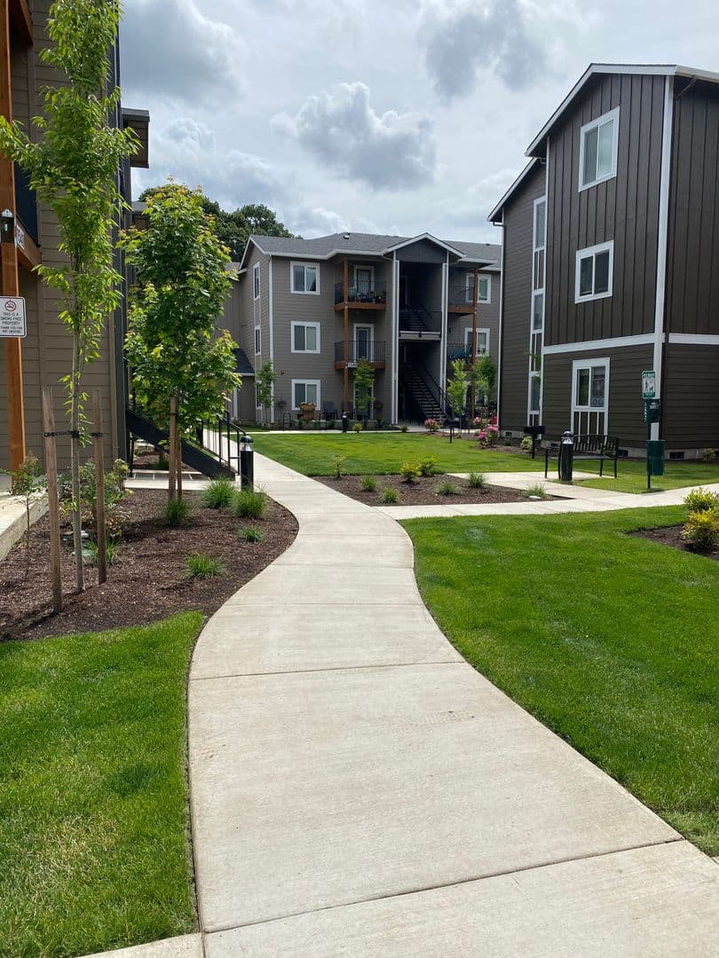 Salem Apartment: 1510, 1520, 1530,1540,1550,1560 23rd Street SE