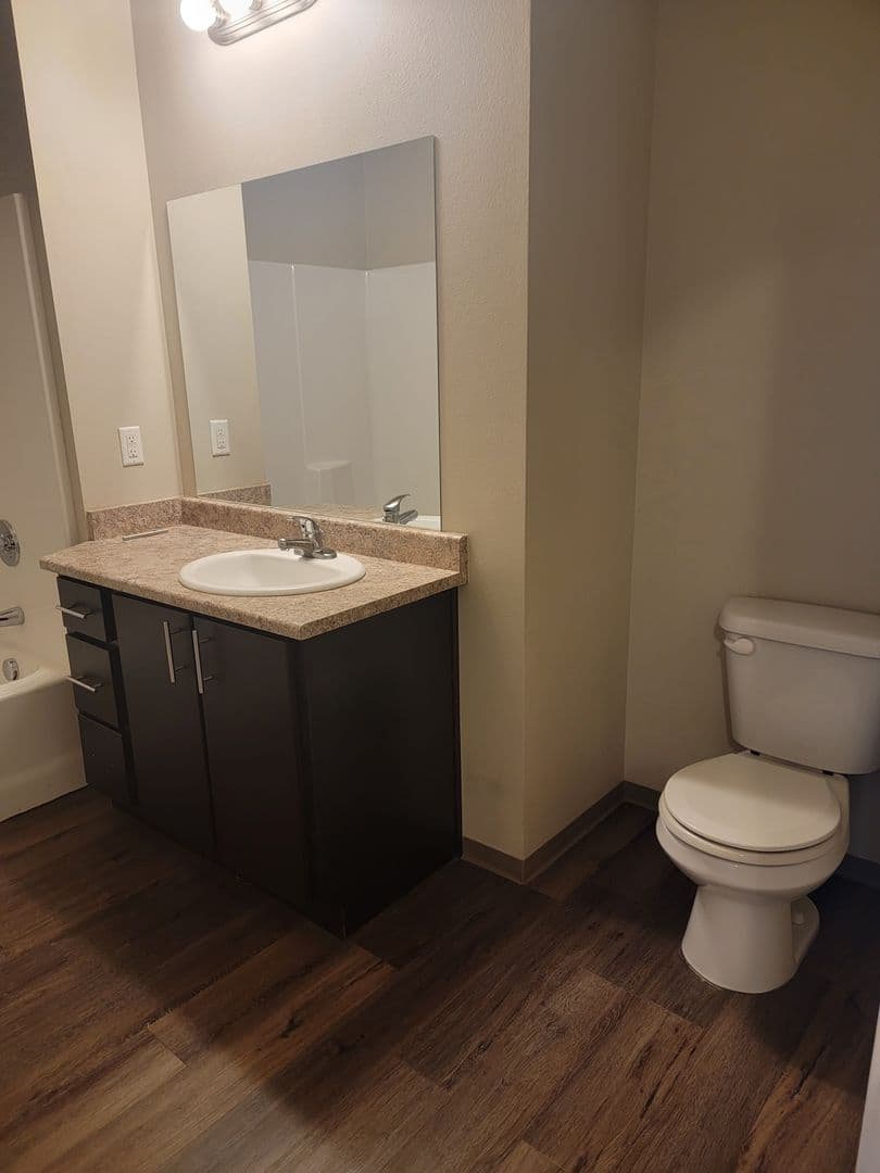 Salem Apartment: 1510, 1520, 1530,1540,1550,1560 23rd Street SE