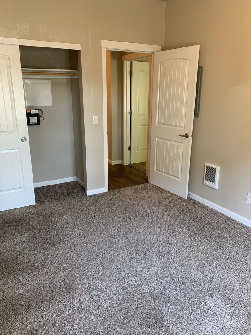 Salem Apartment: 1510, 1520, 1530,1540,1550,1560 23rd Street SE