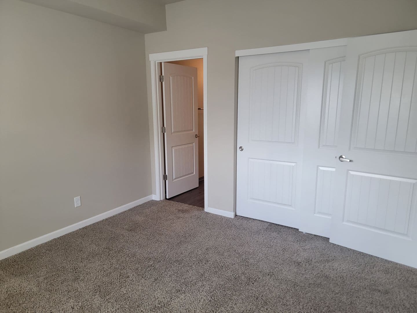 Salem Apartment: 1510, 1520, 1530,1540,1550,1560 23rd Street SE